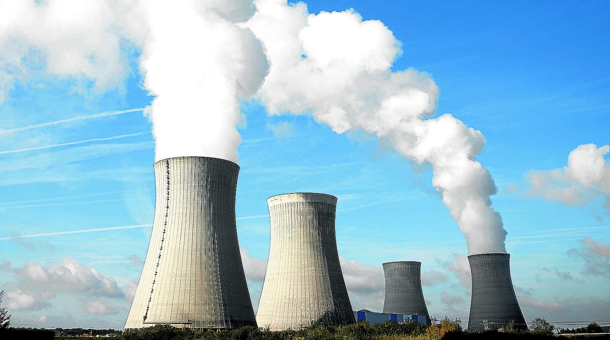 Torres de enfriamiento de la planta nuclear de Electricite de France (EDF) situada en Dampierre-en-Burl. reuters
