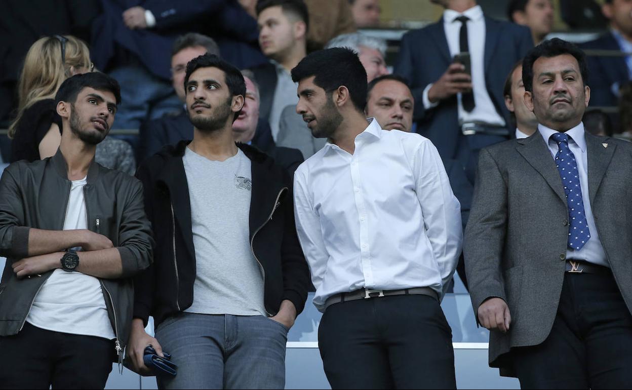 Nayef, Rakan, Nasser y Abdullah Al-Thani, en el palco de La Rosaleda. 