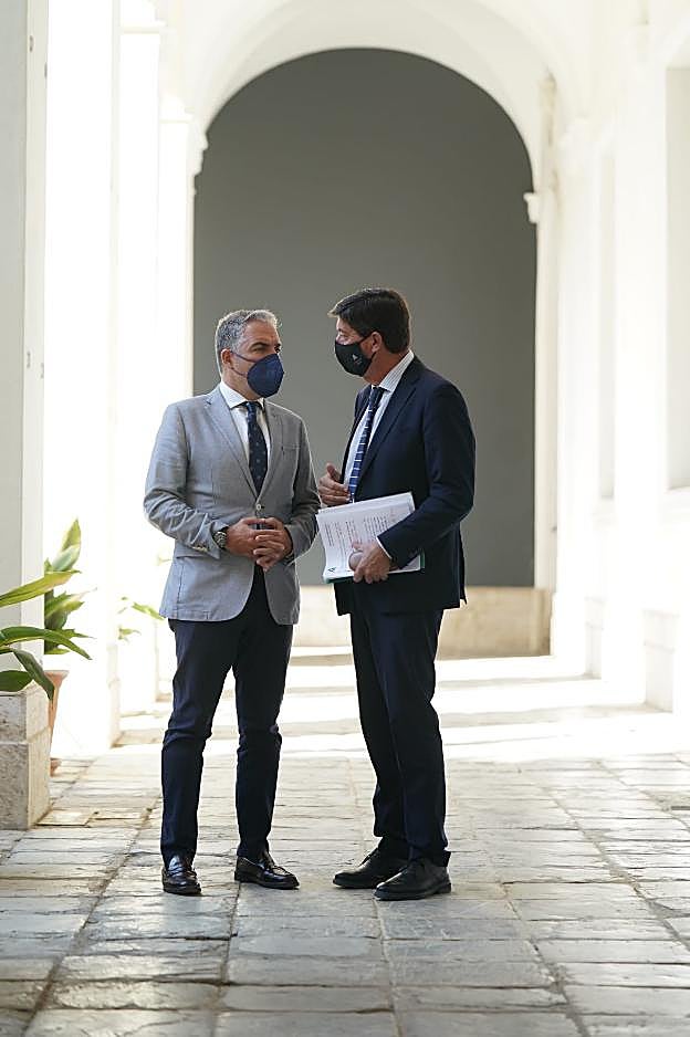 Elías Bendodo y Juan Marín, ayer tras la reunión del Consejo de Gobierno. 