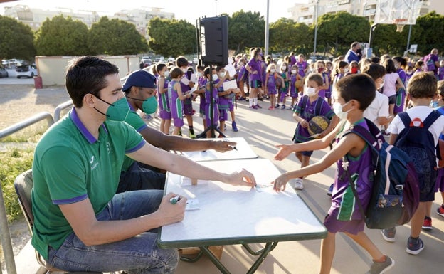 Suárez y Cole firman autógrafos a los jugadores de la Escuela Teatinos. 