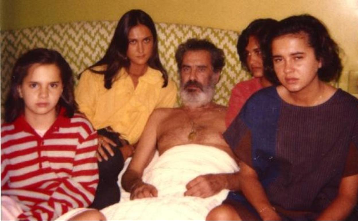 Diego Prado y Colón de Carvajal, con su familia tras ser liberado. 