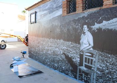 Imagen secundaria 1 - Cuevas del Becerro se engancha al arte urbano con un &#039;paste up&#039; a la mujer rural