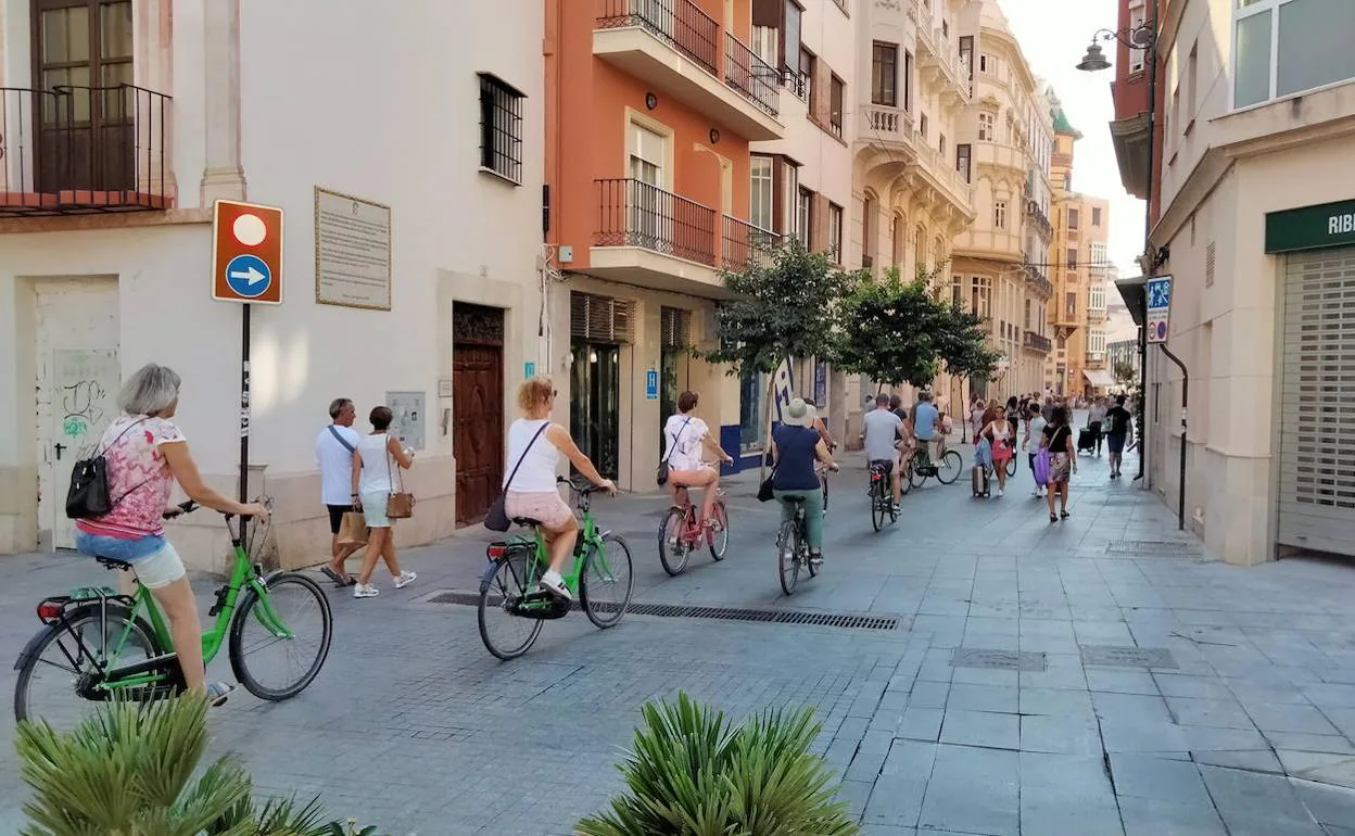 Ruta turística en bicicleta por la plaza de Camas, fuera del itinerario permitido por el Ayuntamiento. 