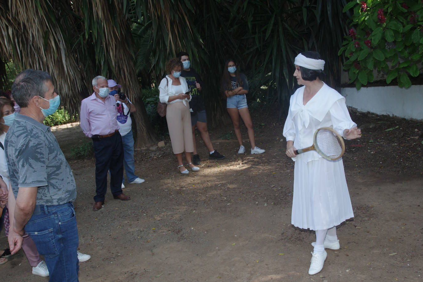 El escritor Ernest Hemingway, el diestro Antonio Ordóñez o el antiguo propietario Enrique Heredia, impulsor del jardín de la finca, se dan cita en las visitas teatralizadas a la finca La Cónsula en Churriana, organizadas por el distrito de la zona y producidas por Eventos con Historia, que son gratuitas los domingos del mes de octubre, en horario de 12.00 y 12.30 horas, previa inscripción.