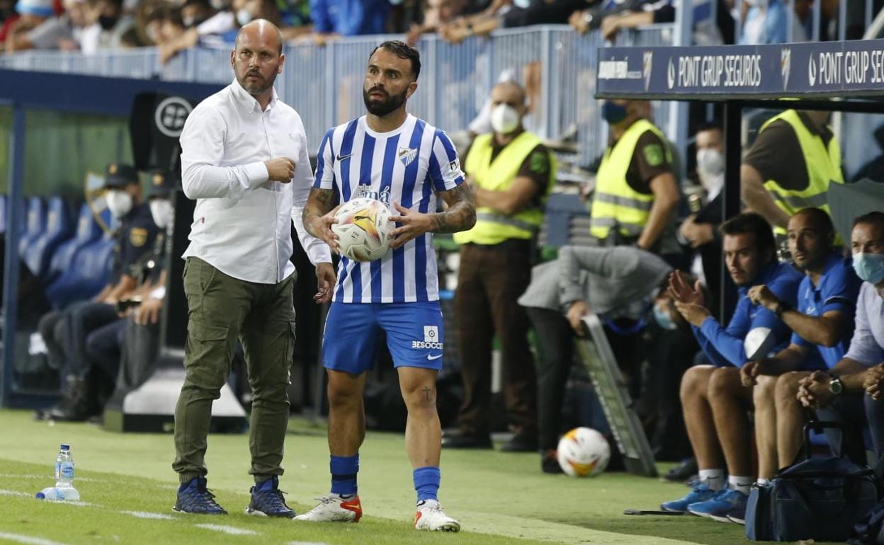 El entrenador del Málaga, José Alberto López, en el área técnica durante el partido contra el Zaragoza. 