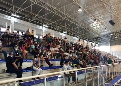 Imagen secundaria 1 - Tres imágenes del ambiente vivido este sábado en el pabellón rinconero. 
