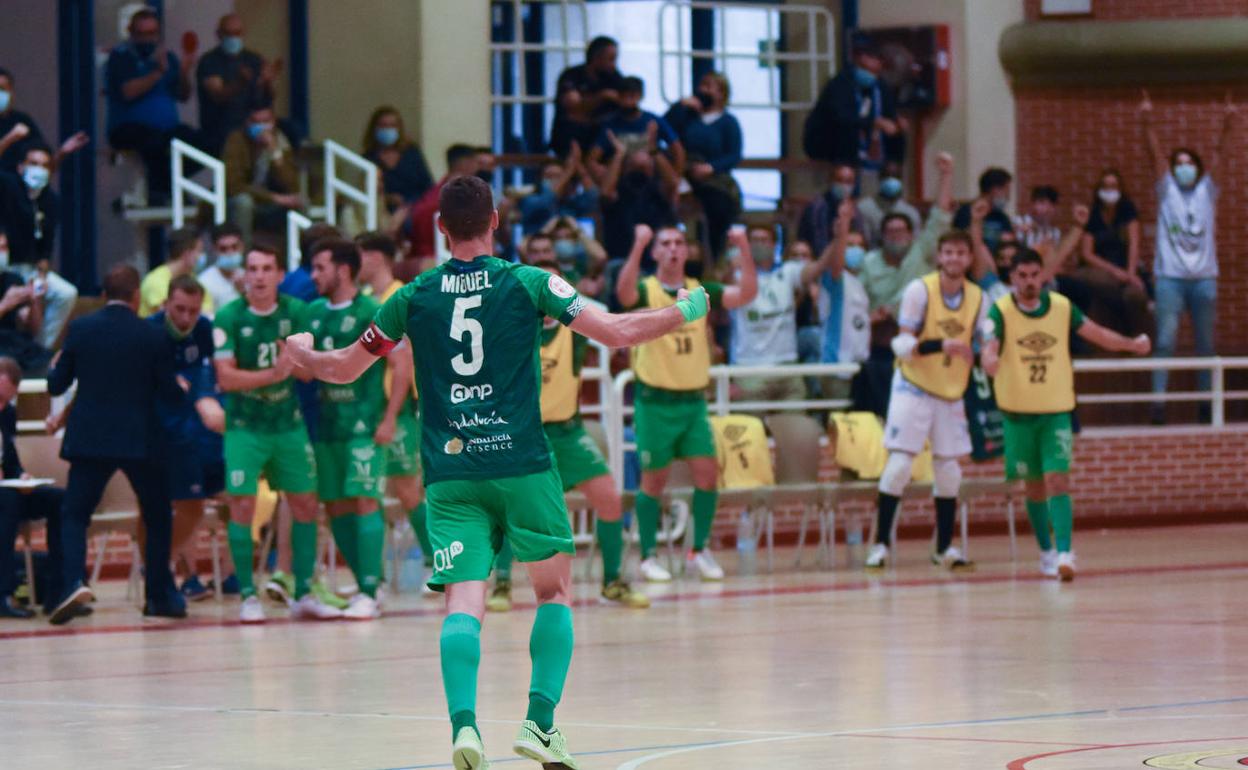 Los jugadores del BeSoccer UMA Antequera celebran un gol. 