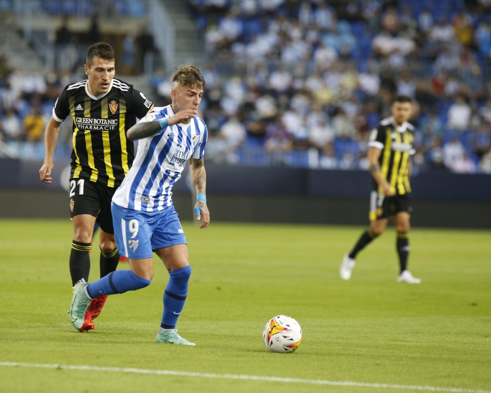 Un disputado partido en La Rosaleda