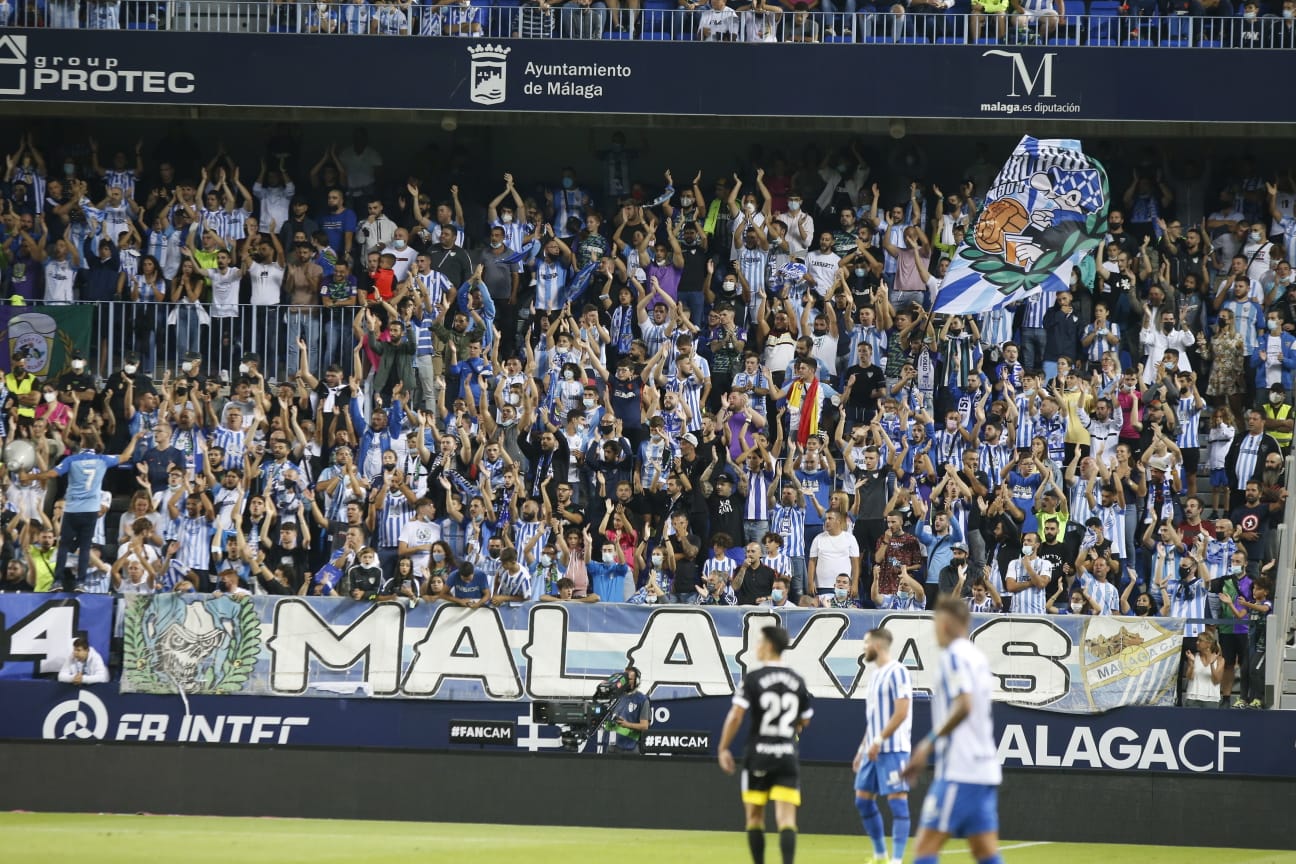 Un disputado partido en La Rosaleda