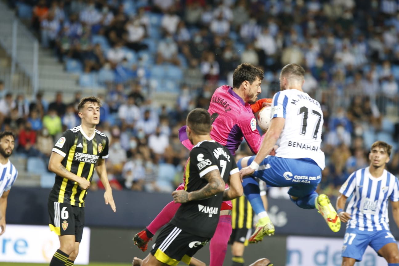 Un disputado partido en La Rosaleda