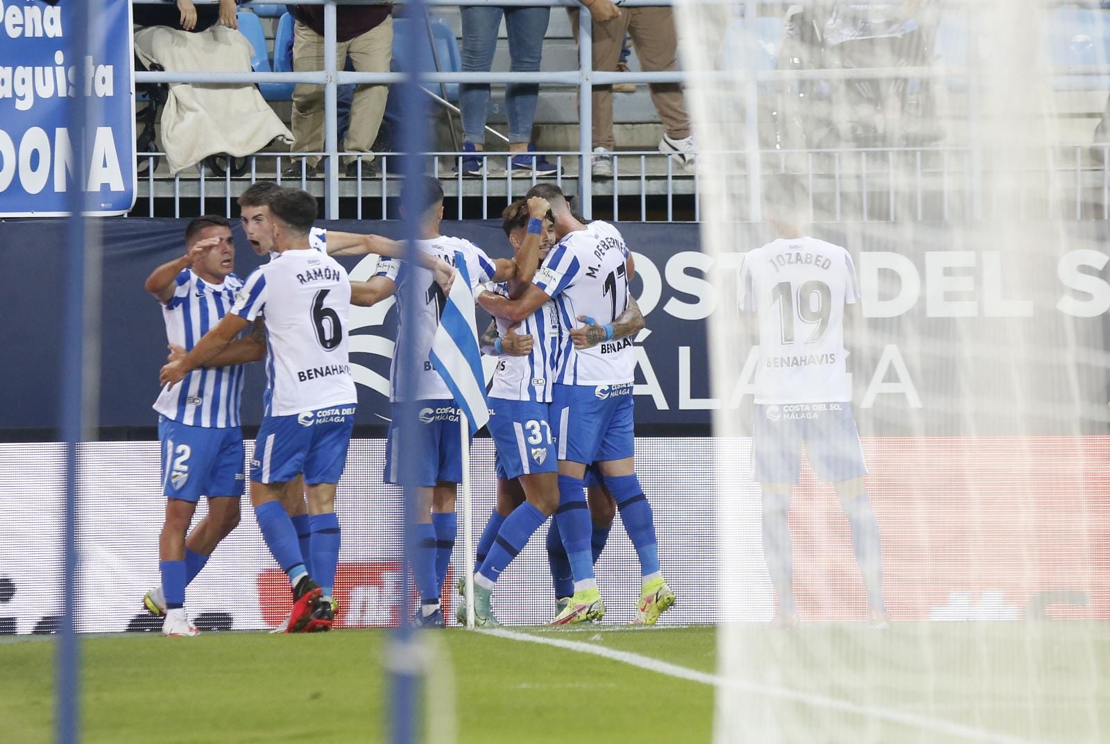 Un disputado partido en La Rosaleda