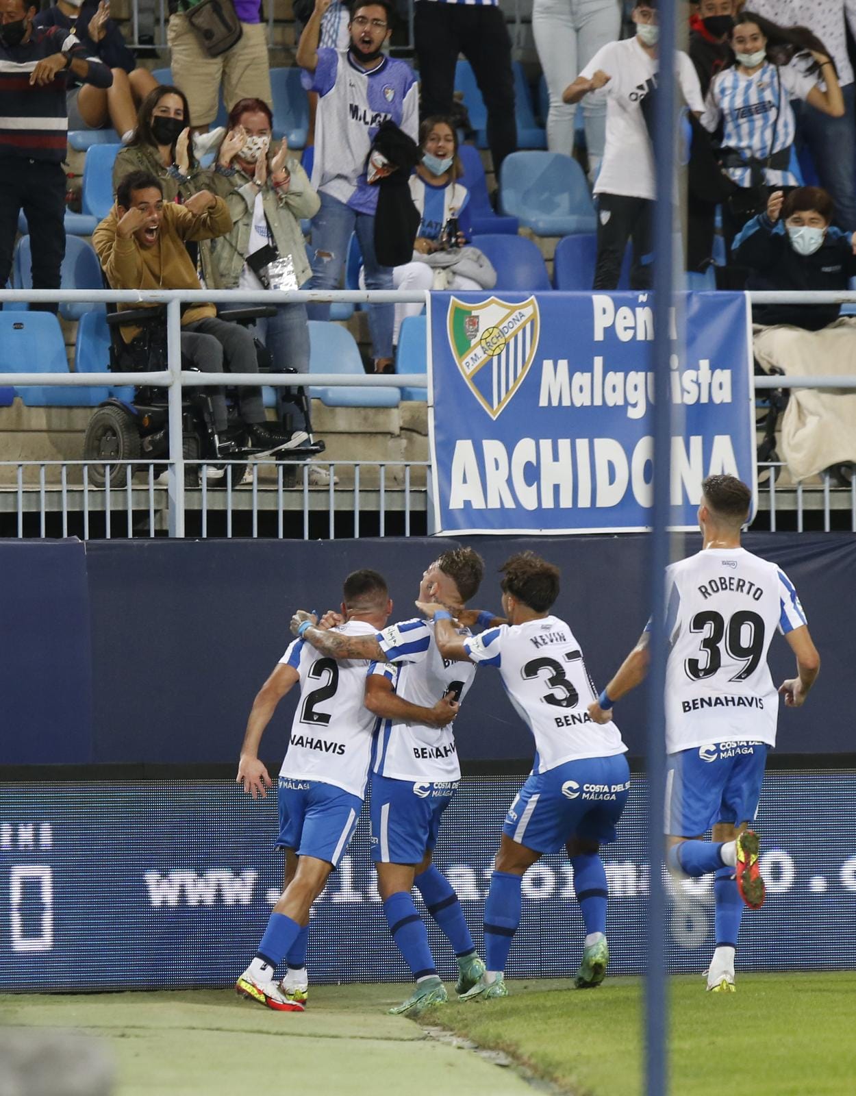 Un disputado partido en La Rosaleda