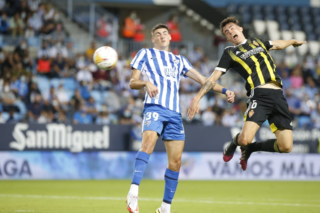 Un disputado partido en La Rosaleda