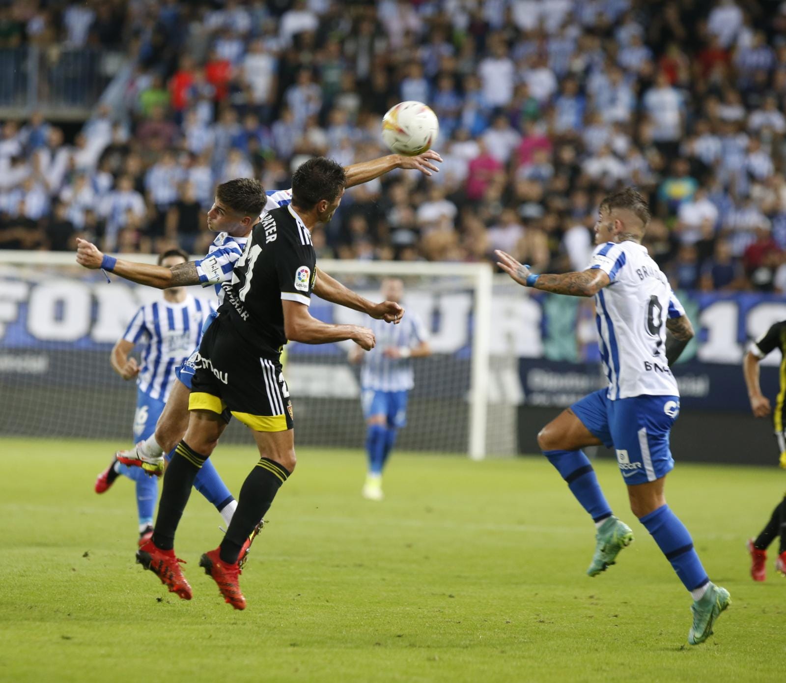 Un disputado partido en La Rosaleda