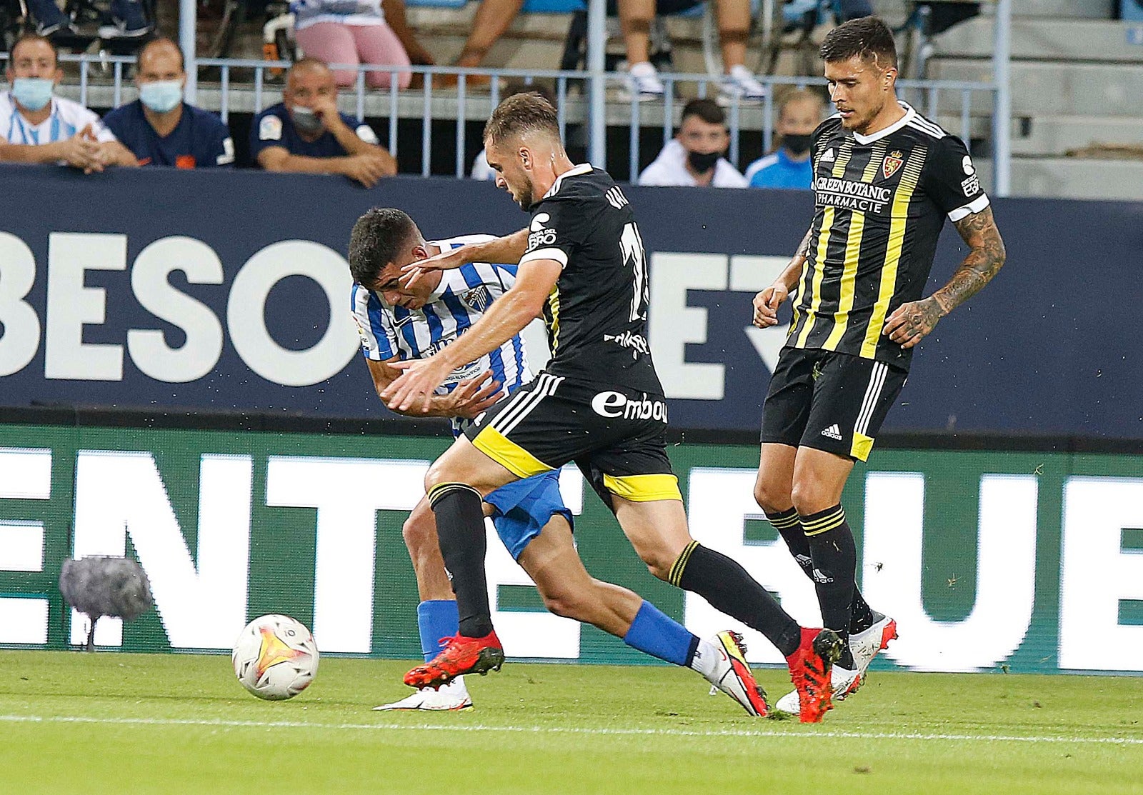 Un disputado partido en La Rosaleda