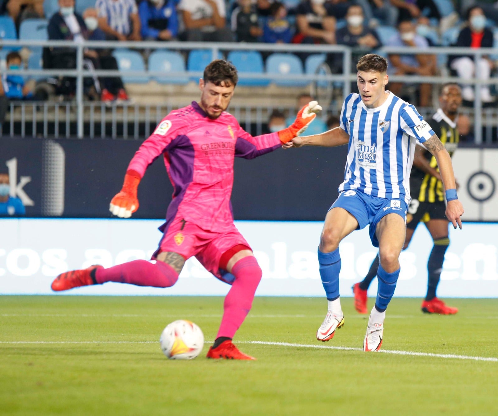 Un disputado partido en La Rosaleda