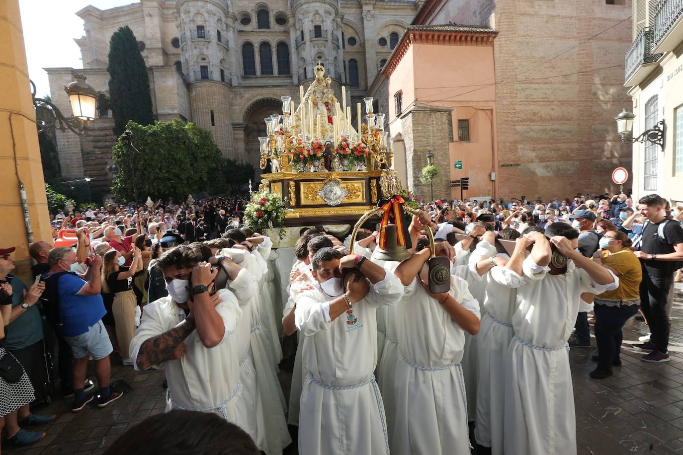 Como ya ocurriera en 2012, la Virgen de Araceli volvió a protagonizar el anual rosario de la Agrupación de Hermandades y Congregaciones de Gloria, aunque, en este ocasión, en el marco del centenario de la implantación en Málaga de su archicofradía, la corporación filial de la patrona de Lucena más antigua de España.