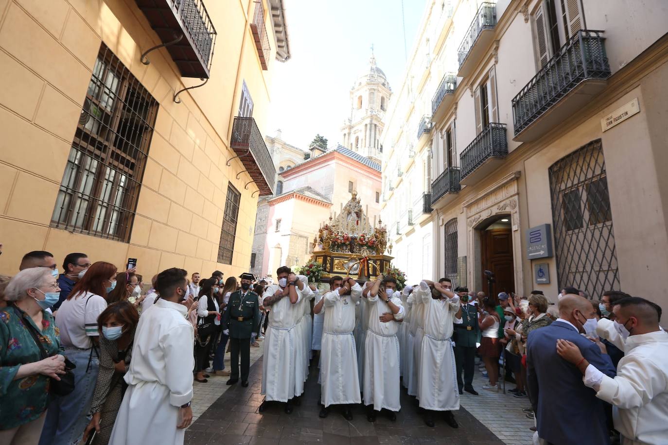 Como ya ocurriera en 2012, la Virgen de Araceli volvió a protagonizar el anual rosario de la Agrupación de Hermandades y Congregaciones de Gloria, aunque, en este ocasión, en el marco del centenario de la implantación en Málaga de su archicofradía, la corporación filial de la patrona de Lucena más antigua de España.
