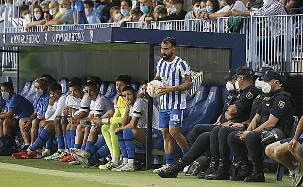 Javi Jiménez se prepara para sacar de banda en el partido Málaga 1-1 Zaragoza.