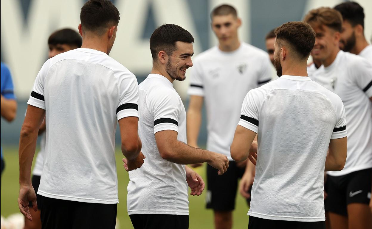El jugador del Málaga, Ramón, en el centro, en un entrenamiento con el Málaga.