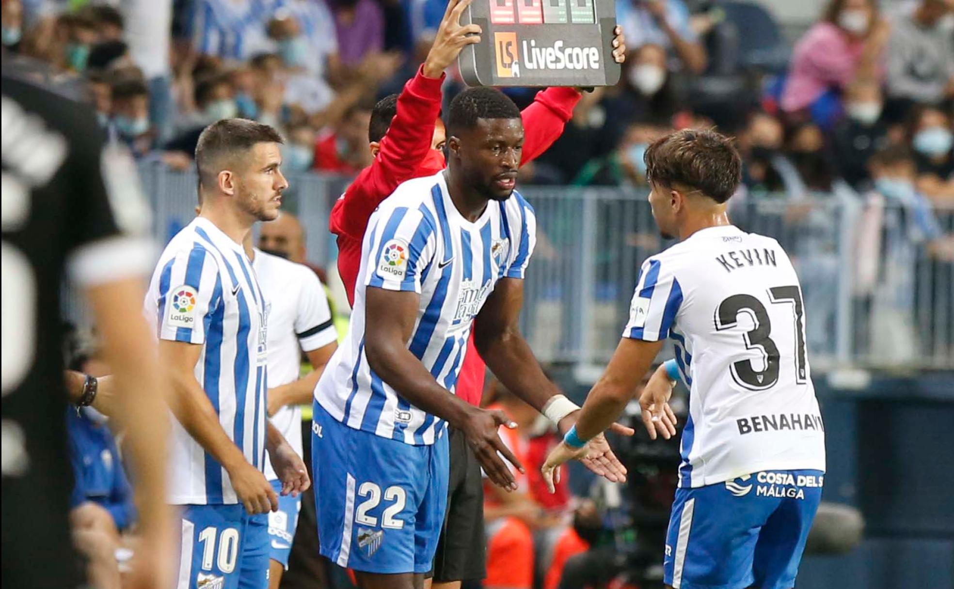 Los jugadores Jairo, Sekou y Kevin, en uno de los cambios realizados por el Málaga ante el Zaragoza.