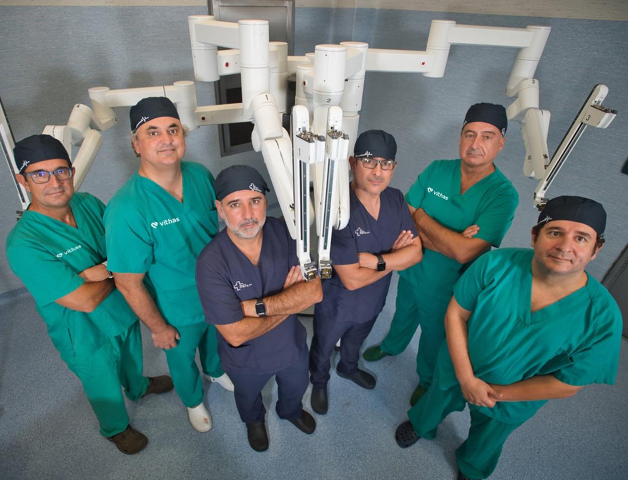 El equipo del Hospital Vithas Xanit Internacional y Clínica Premium Marbella, junto al robot Da Vinci. SUR