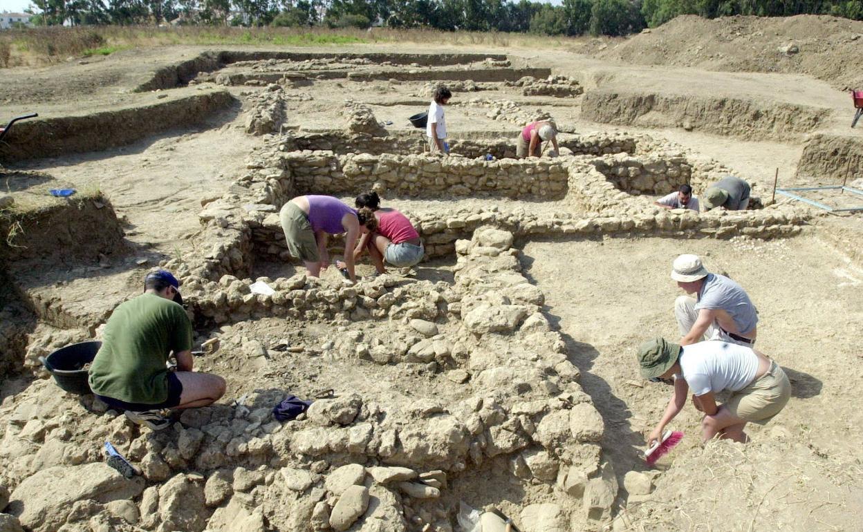 Excavaciones en el Cerro del Villar años atrás. 
