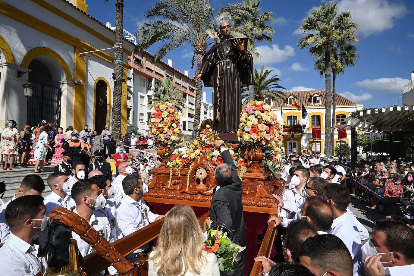 Procesión de San Pedro por las calles de Marbella. 