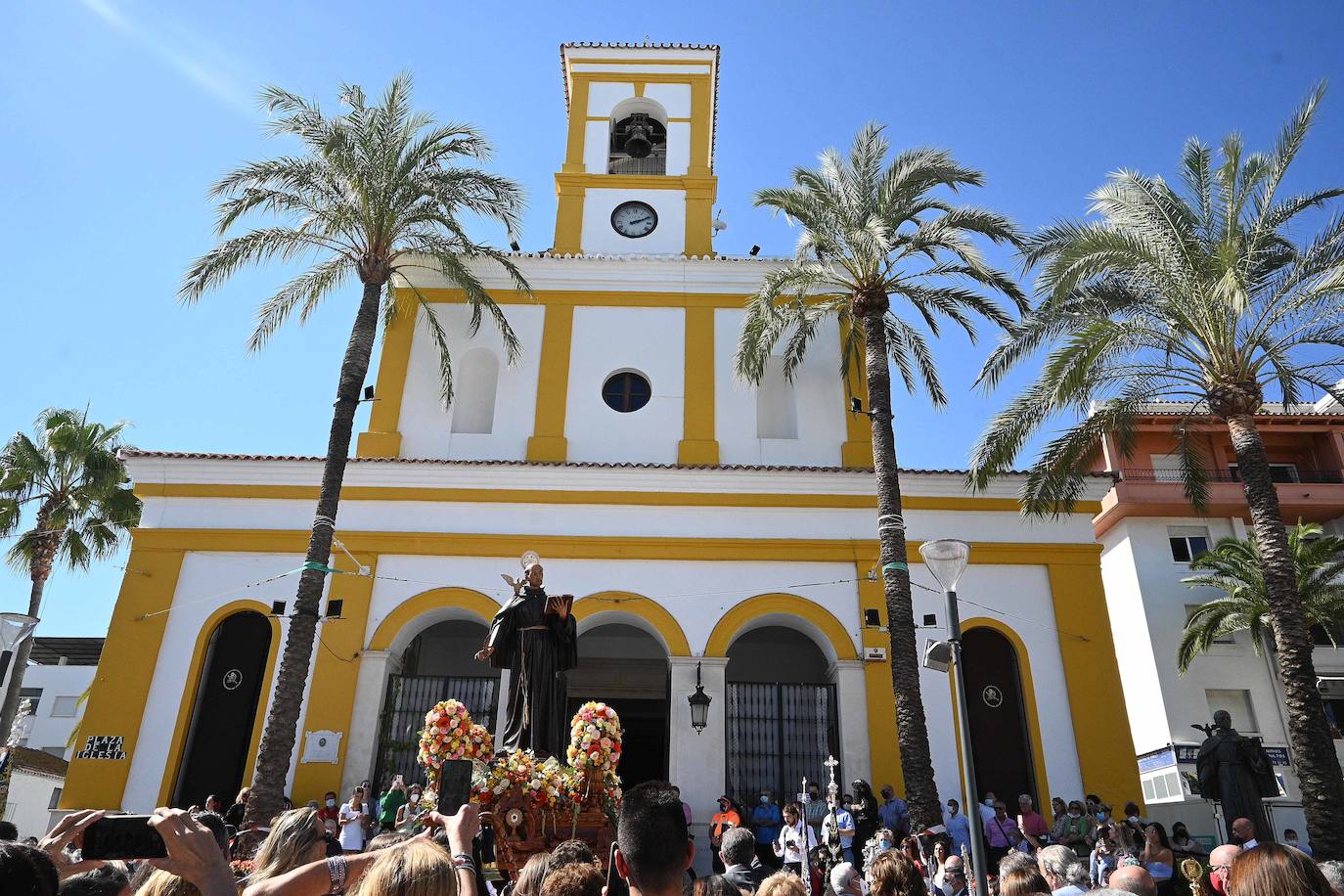 Procesión de San Pedro por las calles de Marbella. 