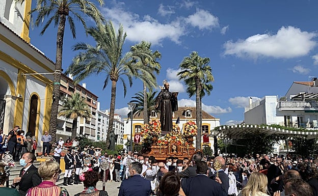 San Pedro Alcántara ha vuelto este año a la calle rodeado de sus vecinos. 