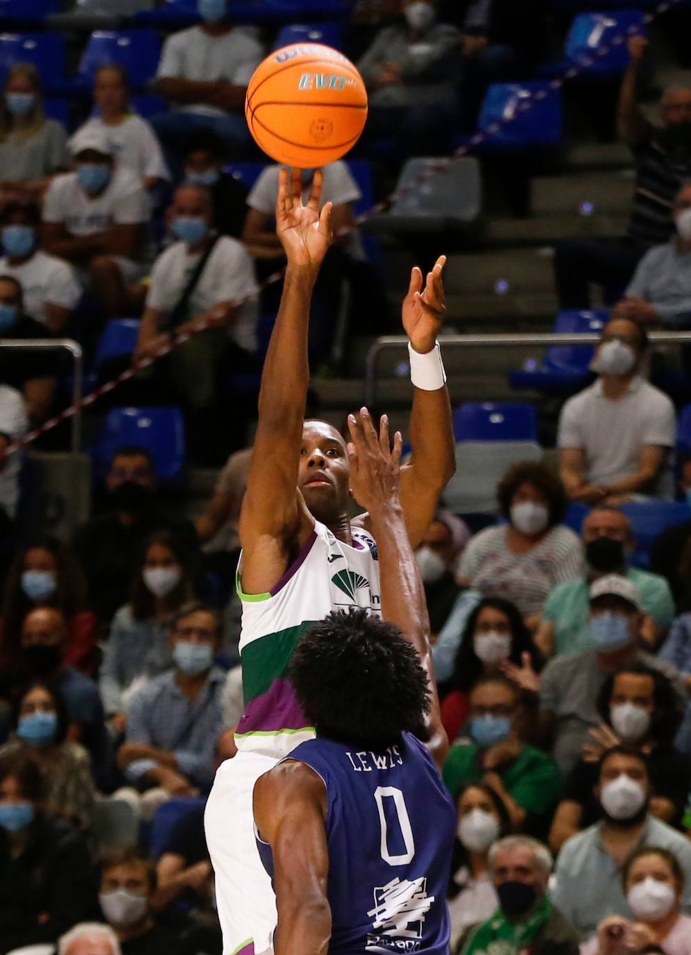 El Carpena acogió su primer partido de la Basketball Champions League 