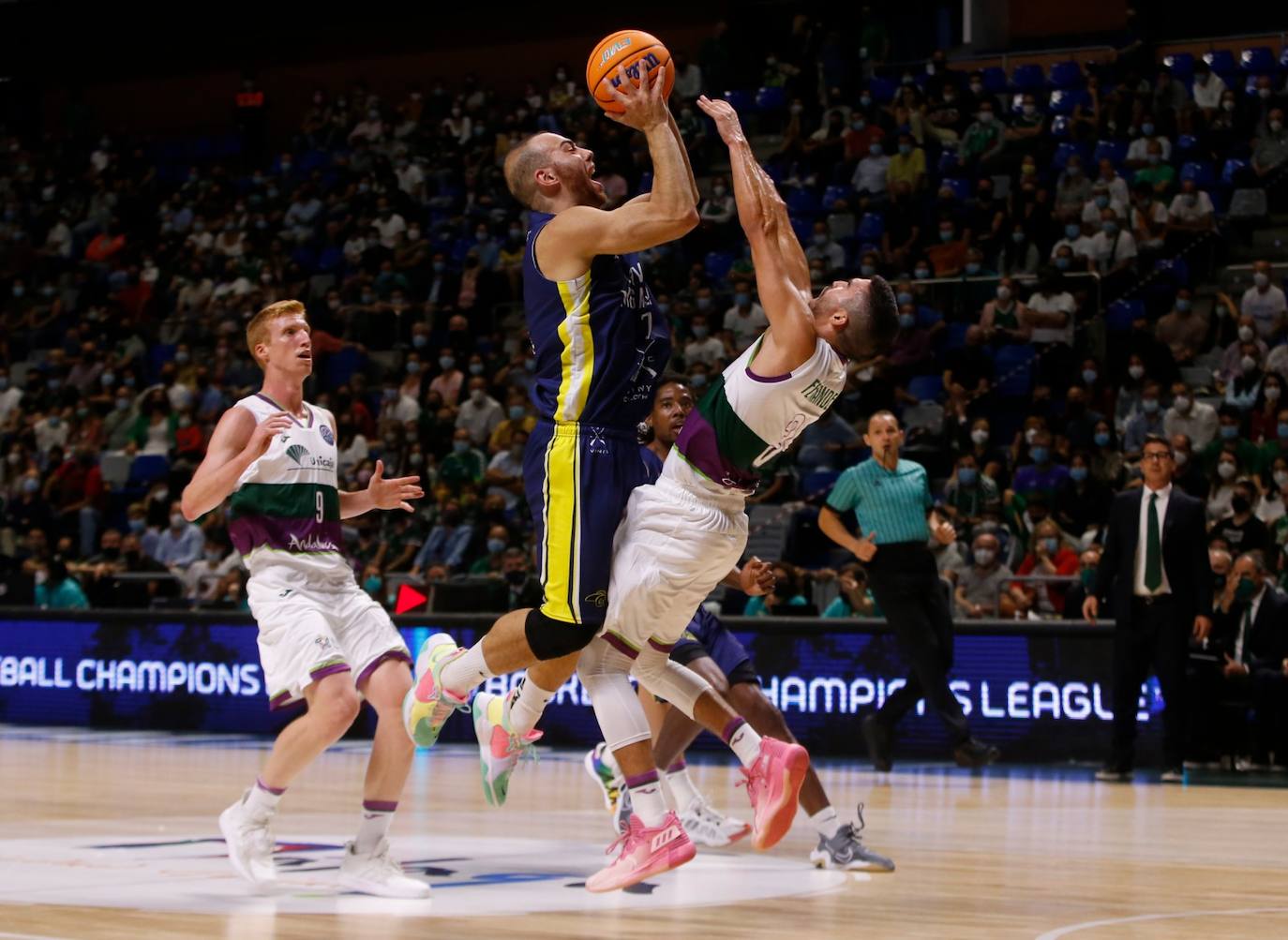El Carpena acogió su primer partido de la Basketball Champions League 