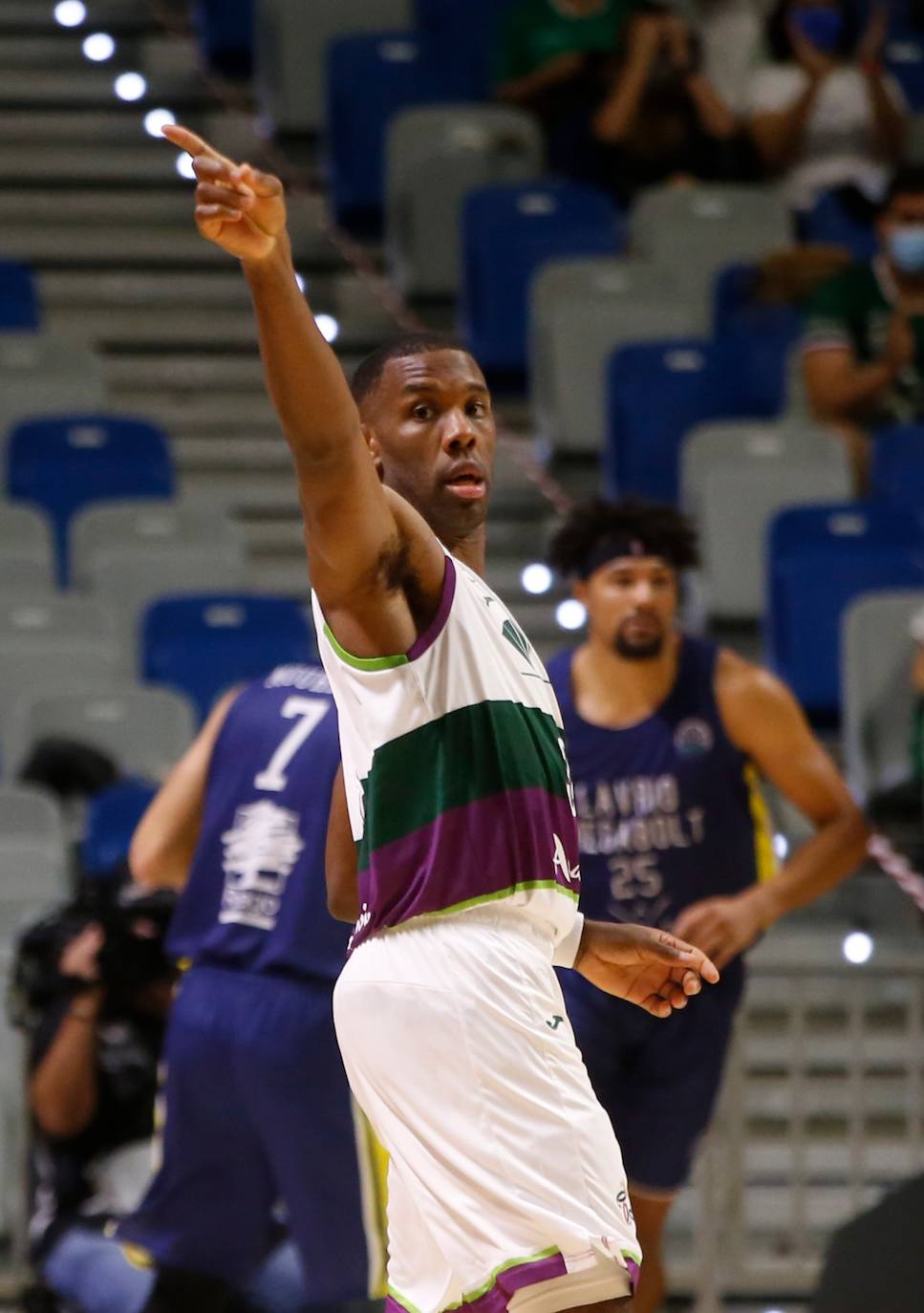 El Carpena acogió su primer partido de la Basketball Champions League 