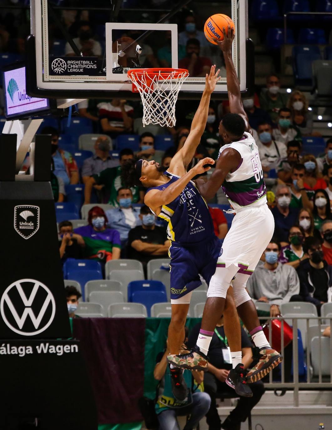 El Carpena acogió su primer partido de la Basketball Champions League 