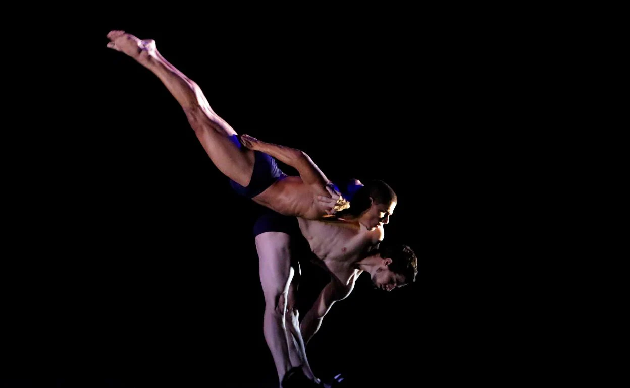 Dos bailarines de la compañía Acosta Danza, en plena acción. 