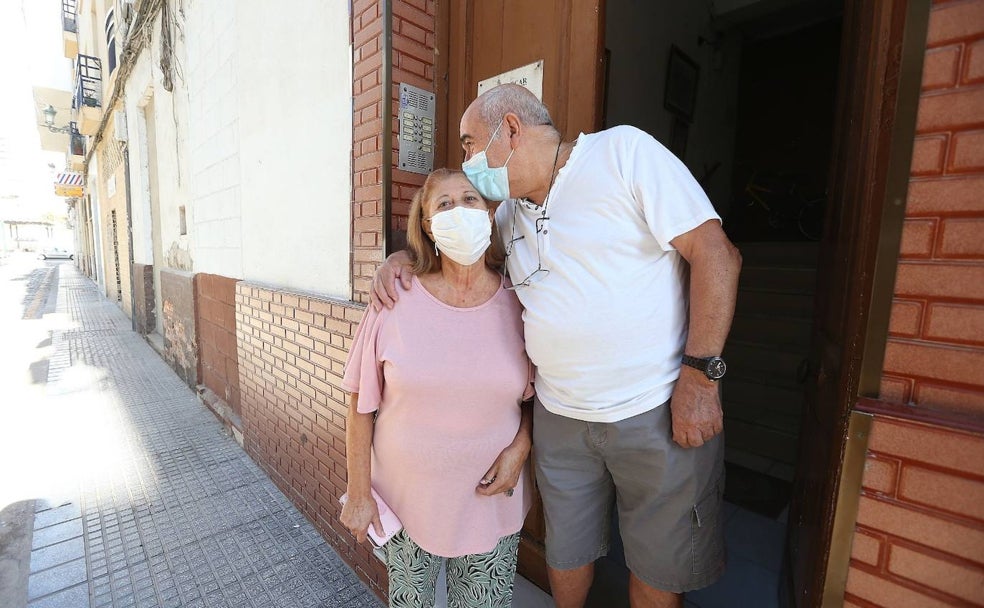 José Antonio Vega besa a su esposa, Josefa Maldonado, en la puerta del edificio en el que viven de alquiler desde el año 68.