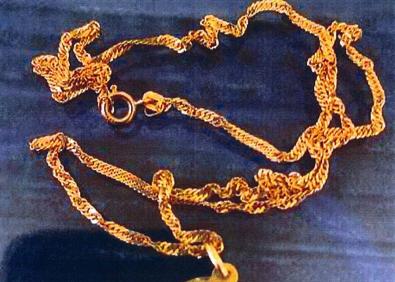 Imagen secundaria 1 - Escándalo en Sedella: el alcalde denuncia al expárroco por la desaparición de joyas y dinero de la patrona