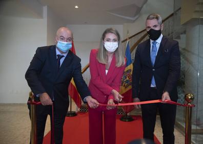 Imagen secundaria 1 - En la foto de arriba: Verónica Montilla, Maica Vallejo, Maite Aguilar, José Alberto Ríos, Sergio Muñoz, Cristina Robles, Amelia Sadornil, Carlos Muñoz y Sergio Otomano. Abajo: atricio Baeza, Violeta Agrici y Juan Carlos Maldonado cortan juntos la cinta que inaugura el Consulado Honorario de Moldavia en Andalucía y autoridades asistentes. .