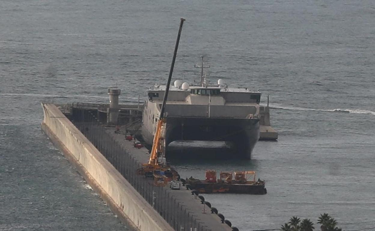 La grúa y la pontona flotante que harán los diques de la marina de megayates. 