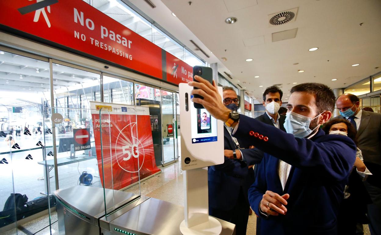 Prueba del sistema de reconocimiento biométrico en la estación María Zambrano de Málaga. 