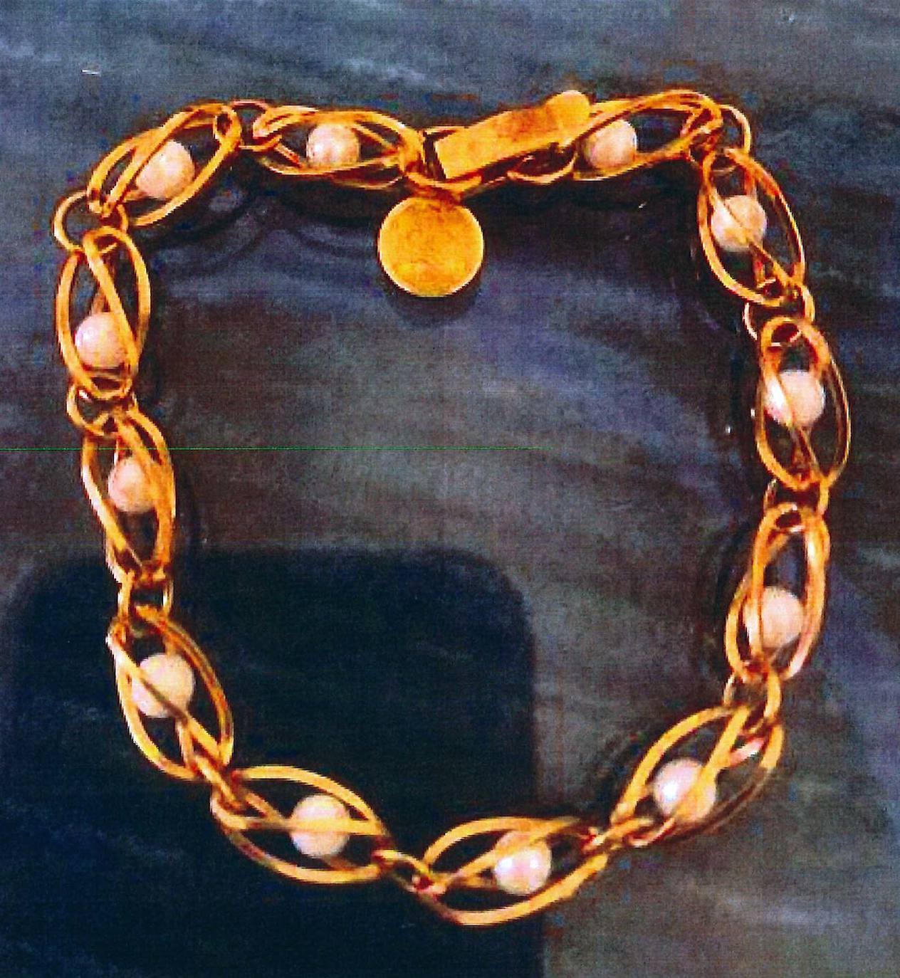 Tras la investigación del Obispado y de la Guardia Civil, el pueblo ha logrado recuperar al menos las alhajas, 12 piezas de oro de un valor «incalculable por lo sentimental y lo simbólico», dice el regidor