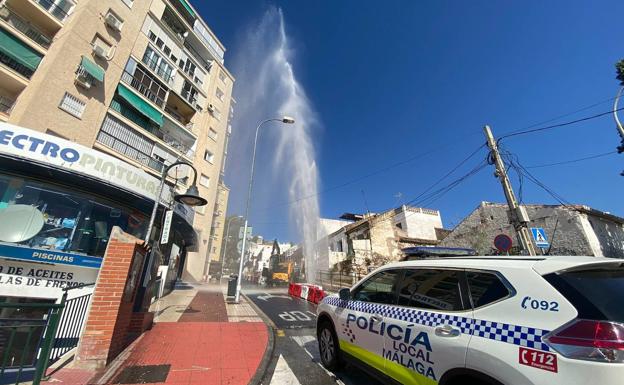 Una tubería rota provoca un caño de agua de varios metros de altura en El Palo