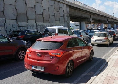 Imagen secundaria 1 - El uso del coche crece en Málaga por la pandemia a costa de un transporte público sin remontar