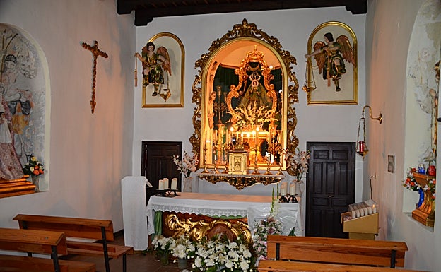 Interior de la ermita de Nuestra Señora de la Esperanza de Sedella, que vuelve a tener sus joyas. 