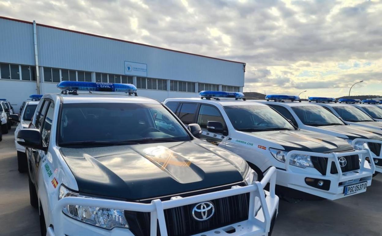 Vehículos de la Guardia Civil preparados para que entren en servicio. 