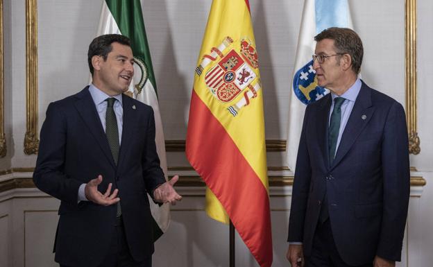 Juanma Moreno recibe al presidente gallego a su llegada al Palacio de San Telmo.