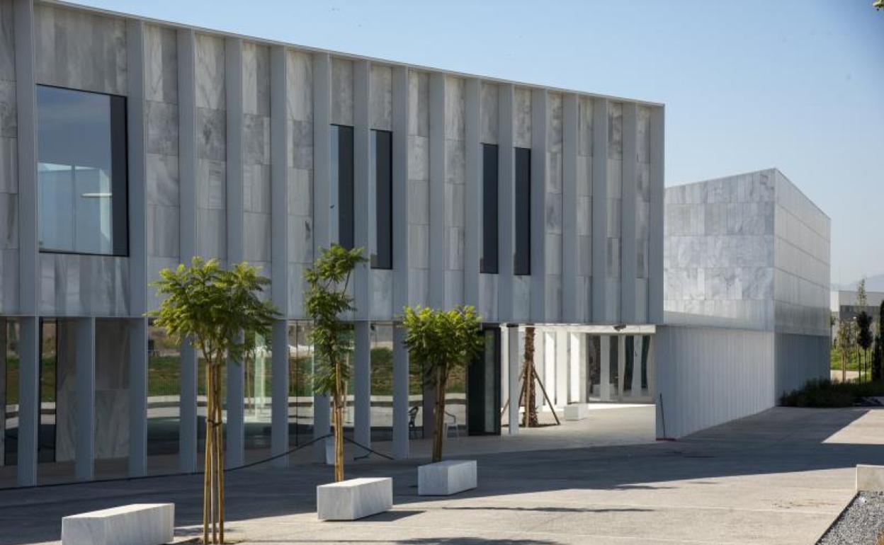 Edificio del nuevo Pabellón de Gobierno de la UMA, un edificio con toda la fachada de mármol de Macael. 