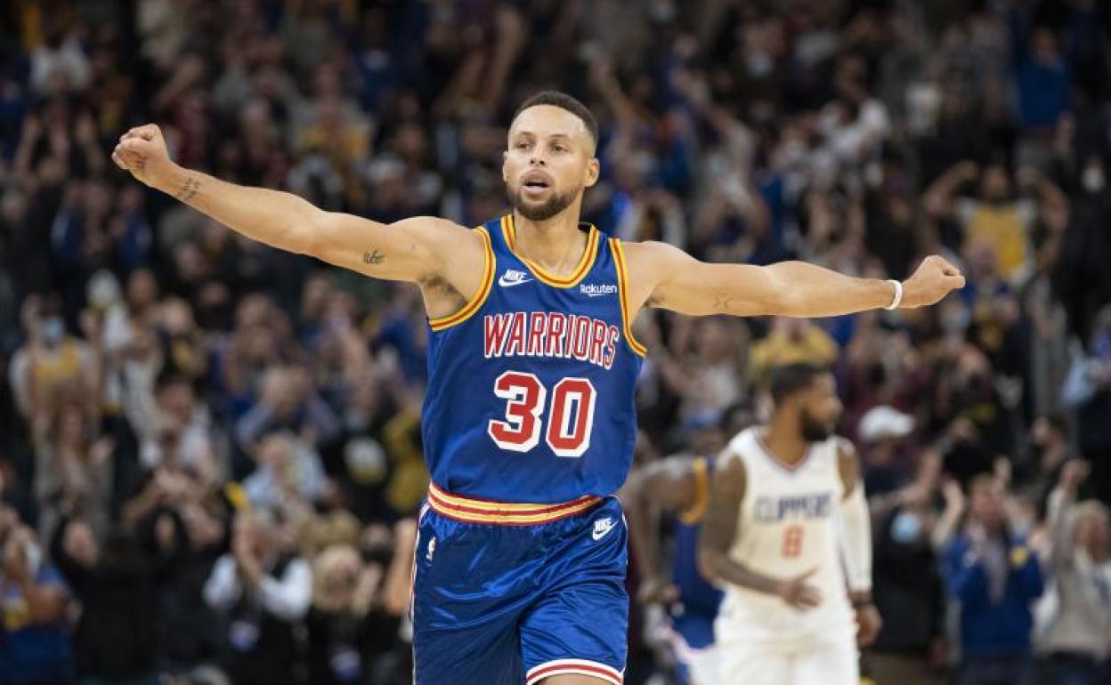 Stephen Curry celebra una canasta. 