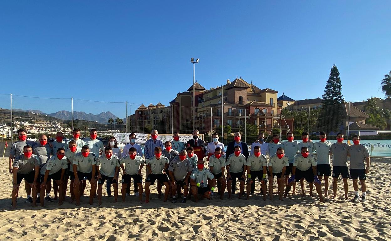 Integrantes de la selección española de fútbol playa, con autoridades, en la zona deportiva de Ferrara. 