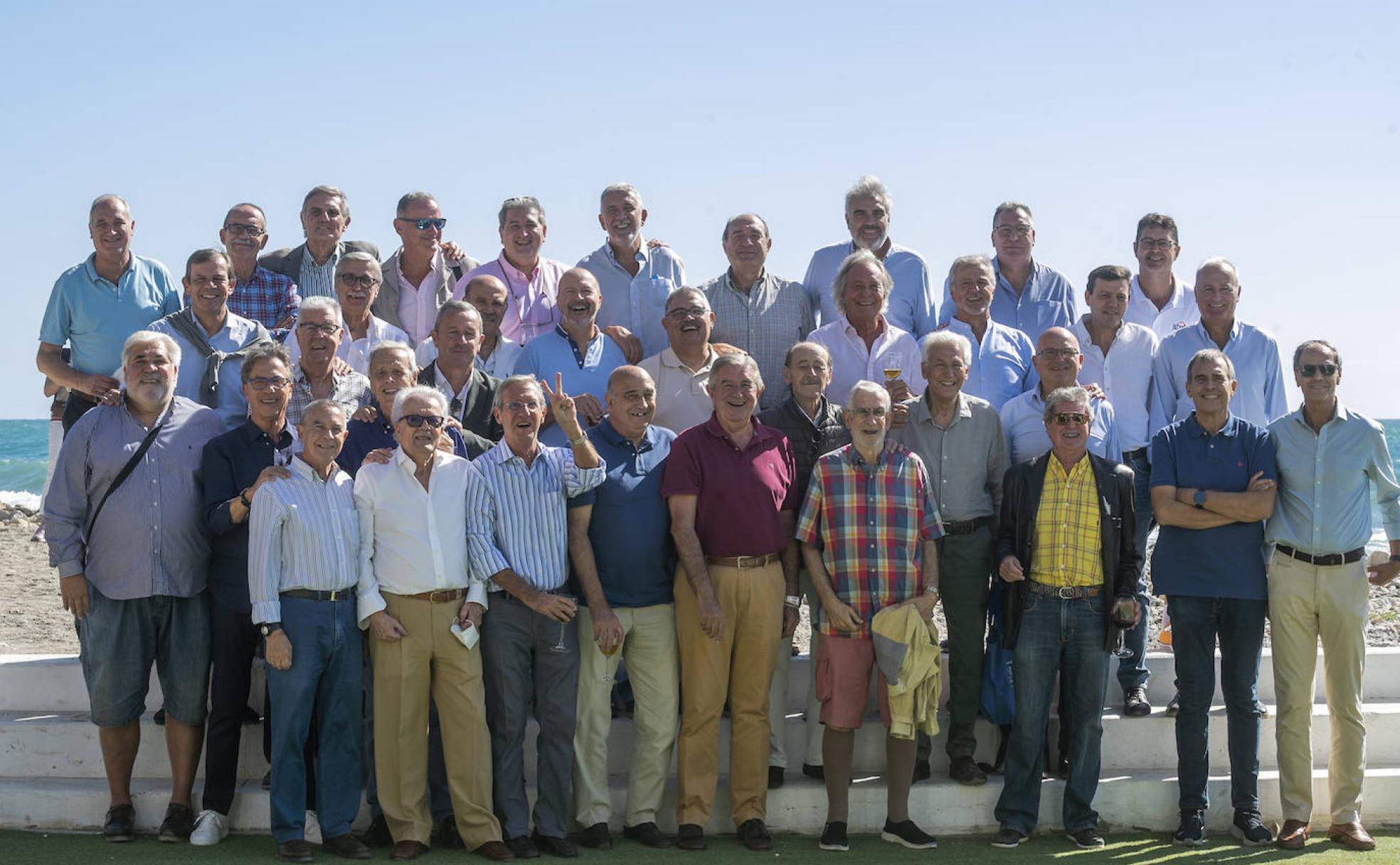 En la fila superior, Leo Garrido, Bernardo Rodríguez, Ángel Gutiérrez, Pedro Lanzat, Armando Nougués, Ángel Álvarez, Ángel Simón, Paco Mayo, José Aranda y Francis Pérez Urbaneja; en la siguiente fila, Juanma Rodríguez, Antonio Campaña, Fernando Corrales, Eduardo Ramírez, Juan Luis Roquero, Jacinto Castillo, Paco Alonso, Alfonso Portillo, Salva Gallar; más abajo, de izquierda a derecha, Carlos Cabezas (padre), Gino Bermúdez, José Luis González, Joaquín Gallardo ('Guachi'), Luiso Díaz, José Luis Muñoz Ortega, Alfonso Queipo de Llano y Pedro Ramírez; y en la fila inferior, Manolo Cabrera, José María Martín Urbano, Juan Rabaneda, Paco Ramos Llorca, Juan Zafra, Manolo Jato, José Romero, Santi Santamaría y Rafa Pozo. 
